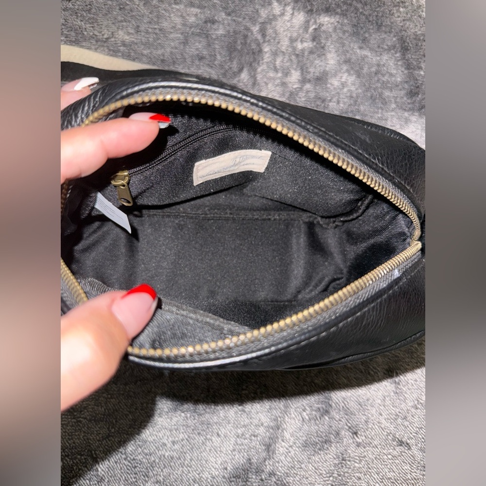 Universal Thread Black Crossbody Bag - Picture 6 of 9